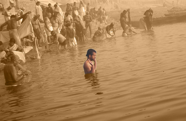Eau sacrée du Gange et rites de purification - Inde